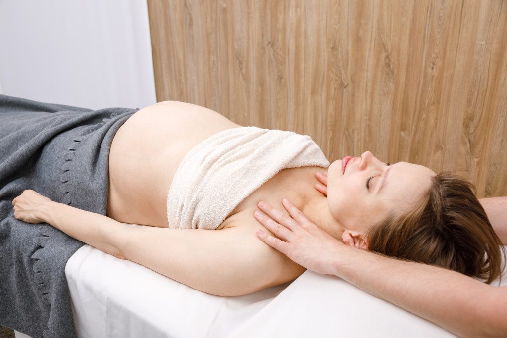 Pregnant woman at Chiropractor